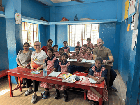 Marta und Tobias sind zu Besuch bei einer Schulklasse von H.E.L.G.O