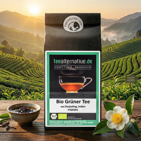 Schwarze Teetüte von teealternative.de für ‚Bio Grüner Tee Darjeeling FTGFOP1‘ vor einer idyllischen Teeplantage bei Sonnenaufgang