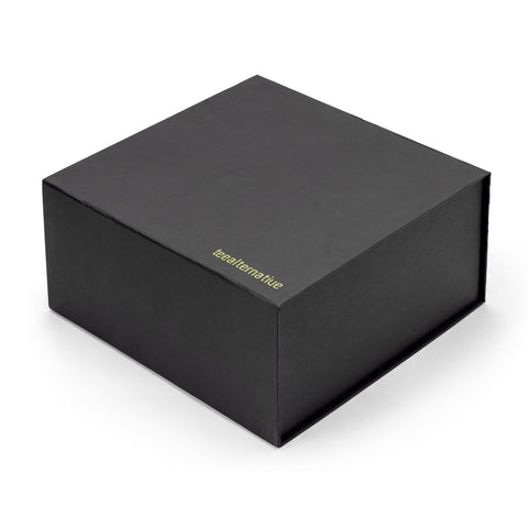 Geschlossene schwarze Geschenkbox mit „teaalternative“-Schriftzug auf dem Deckel