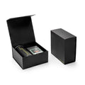 Schwarze Geschenkbox, offen mit Tee-Produkten und als geschlossene Box