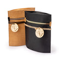 Zwei Geschenktaschen aus Filz, braun und schwarz, mit Blatt-Emblem und Klettverschluss
