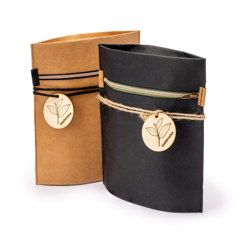 Zwei Geschenktaschen aus Filz, braun und schwarz, mit Blatt-Emblem und Klettverschluss
