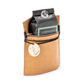 Braune Geschenktasche aus Filz mit schwarzem Verschluss und Aufdruck, mit Fächern geöffnet