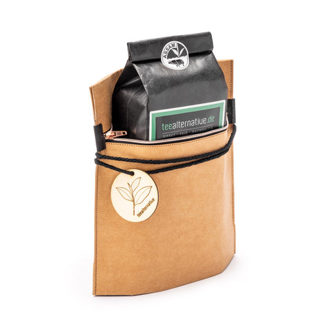 Braune Geschenktasche aus Filz mit schwarzem Verschluss und Aufdruck, mit Fächern geöffnet