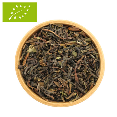 Bio Darjeeling Tee-Mischung: lose Blattteeblätter in Holzschale, dunkelbraun
