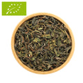 Darjeeling-Schwarztee in Holzschale mit losem dunkelbraun-grünem Blattmix