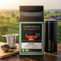 Starter-Set: Assam-Tee mit schwarzer Dose und Teesieb auf Holzbrett