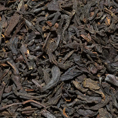 Schwarztee-Teeblätter, fein geschnitten, dunkel mit goldenen Stielchen