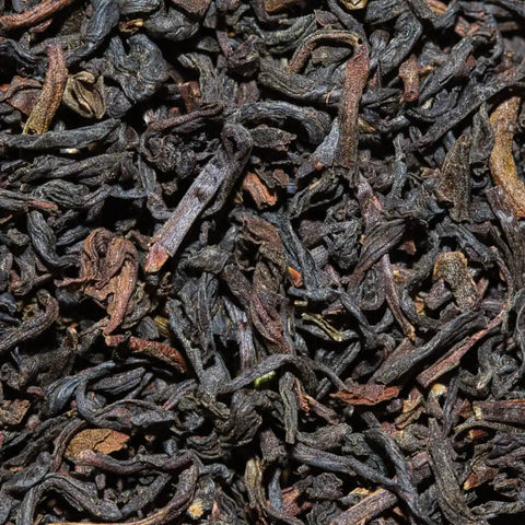 Lose Schwarzteeblätter, dunkel mit einzelnen hellen Stielen