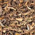 Darjeeling-Schwarztee: lose Teeblätter, dunkelbraun mit grünen Blättern