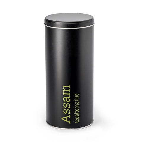 Schwarze Teedose mit Deckel, Aufdruck „Assam“ auf dem Zylinder