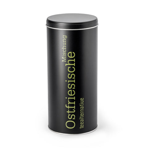 Schwarze Teedose mit Deckel, Aufdruck „Ostfriesische“ auf dem Zylinder