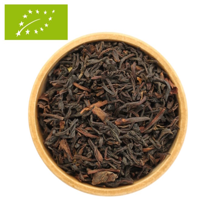 Eine Draufsicht auf eine Holzschale, gefüllt mit losem Bio Darjeeling Second Flush Tee. Die getrockneten Blätter sind deutlich dunkler und kräftiger braun als beim First Flush, durchsetzt mit goldbraunen Blattspitzen.